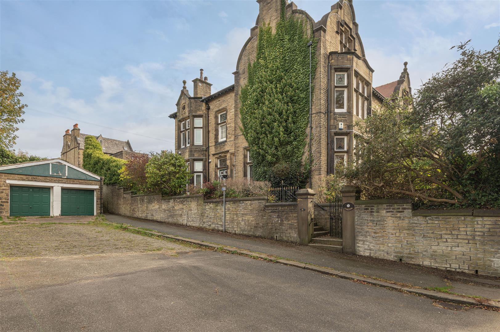 18, Park Drive, Huddersfield photo 4