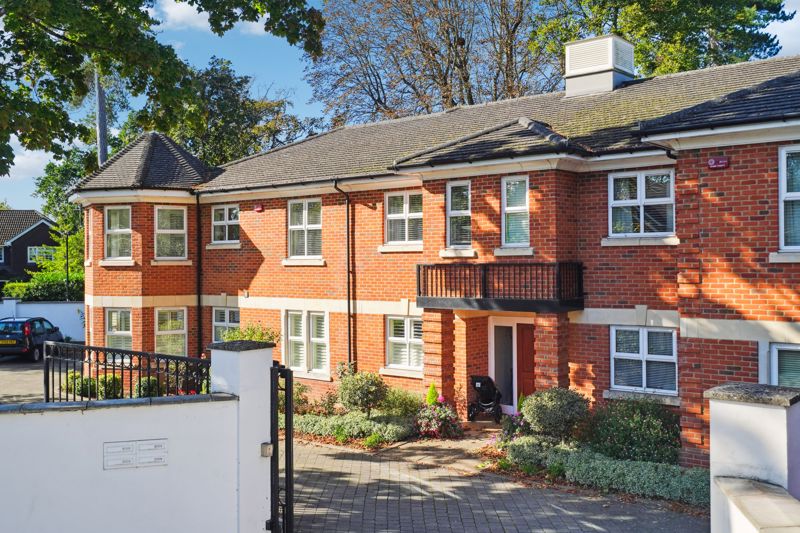 3-bed flat on Flat 3 51 Lower Cookham Road, Lower Cookham Road, Maidenhead, £472,500