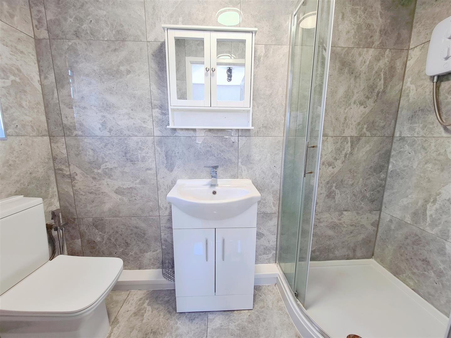 Right First Floor Flat 4, 30, Bear Road, Feltham photo 5