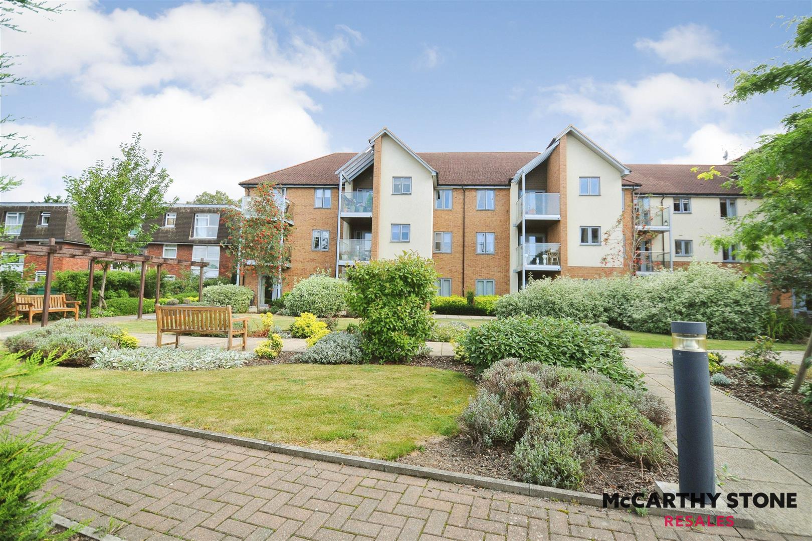 2-bed flat on 44 Eleanor House, London Road, St. Albans, £350,000