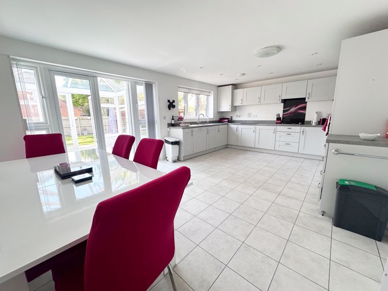 18, Shute Close, Hayling Island photo 4
