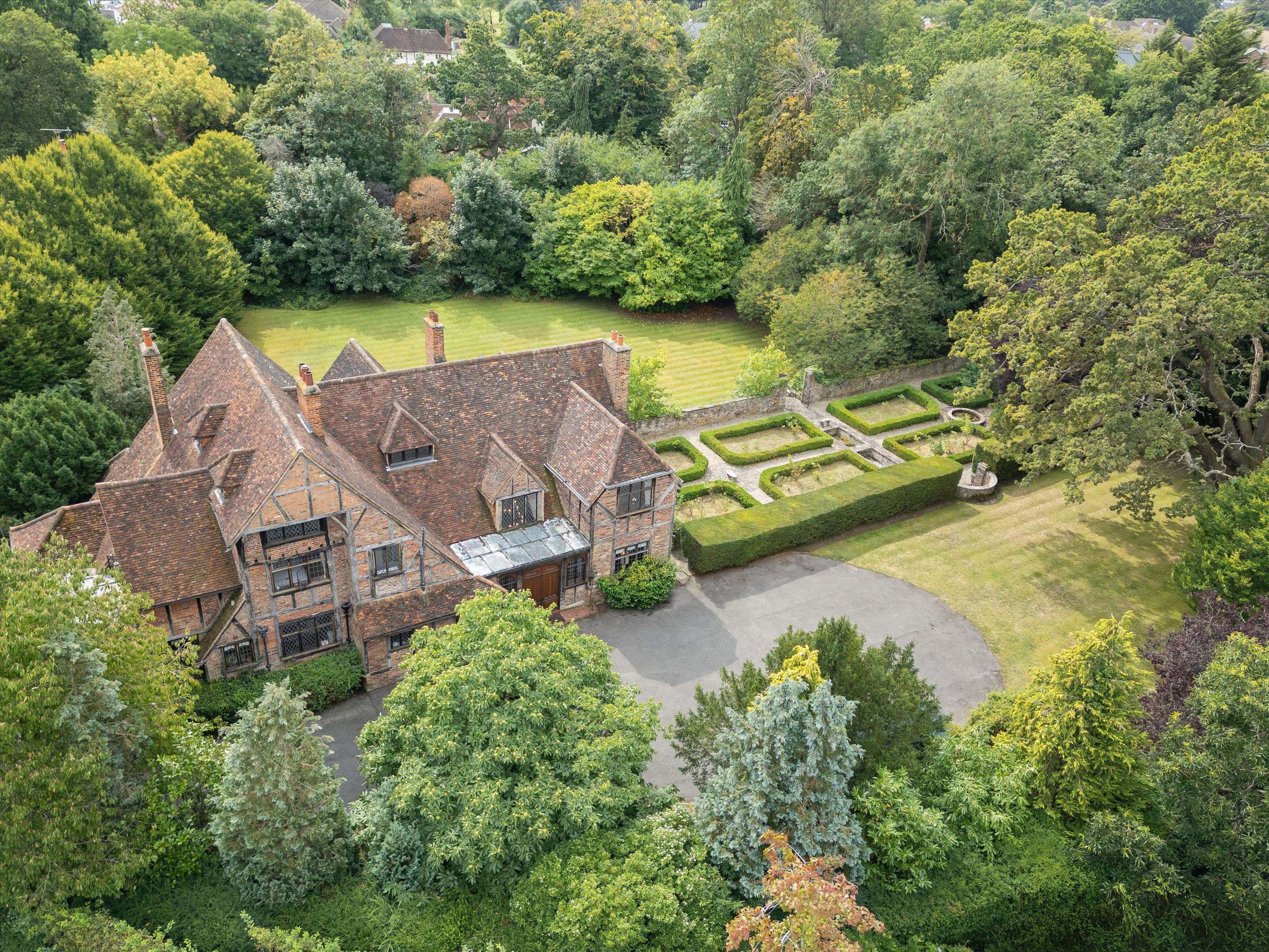 8 bedroom detached house for sale 0
