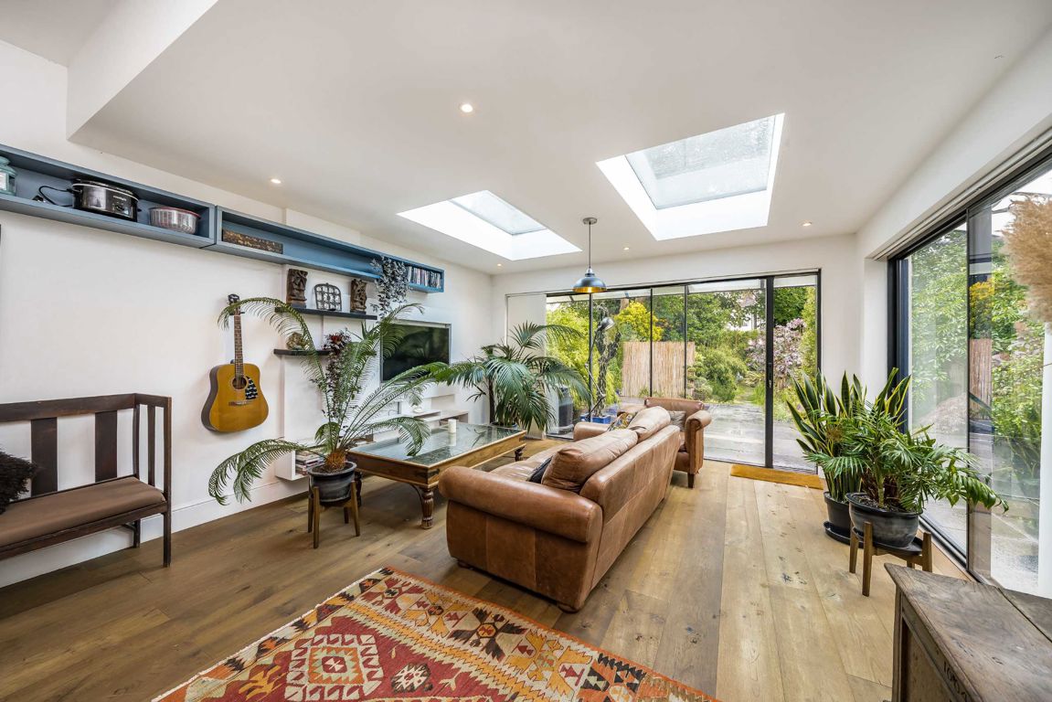 6 bedroom semi-detached house for sale 0