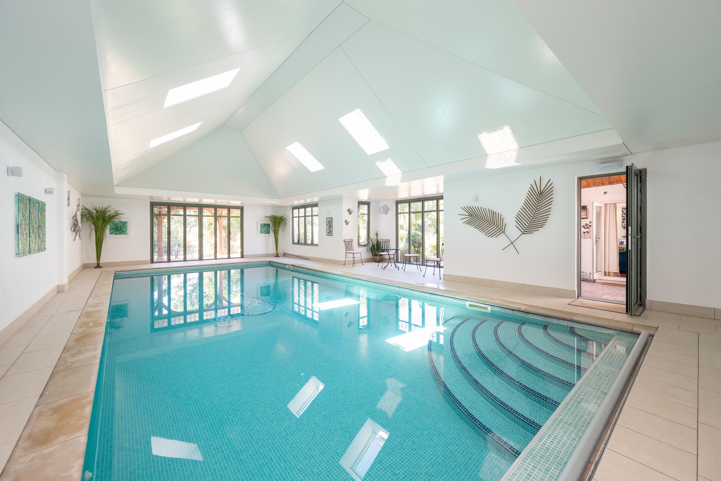 6 bedroom detached house for sale 0