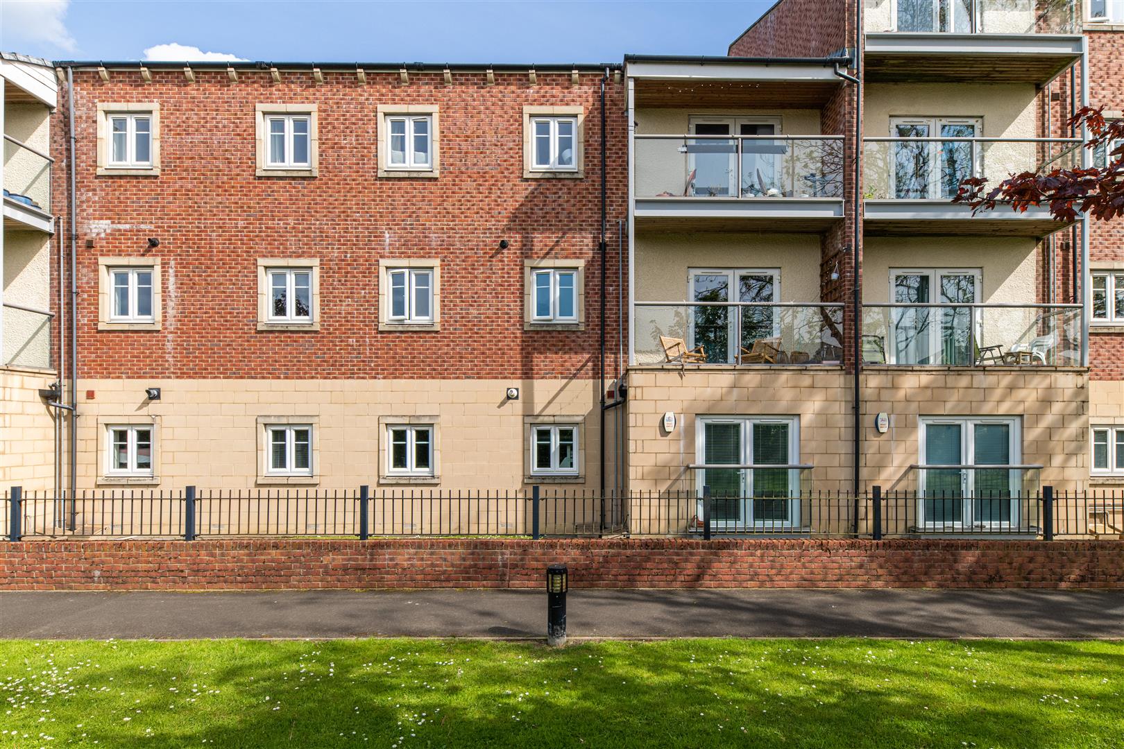 2 bed flat for sale