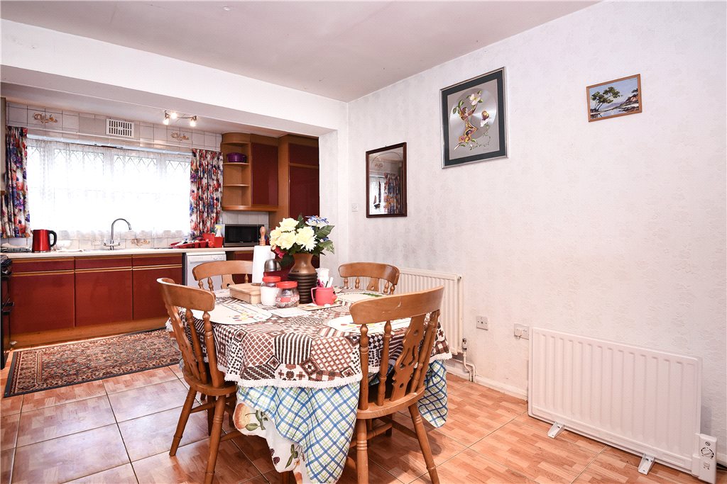 Free property report 2 The Circuits, Pinner, HA5 2BD Chimnie