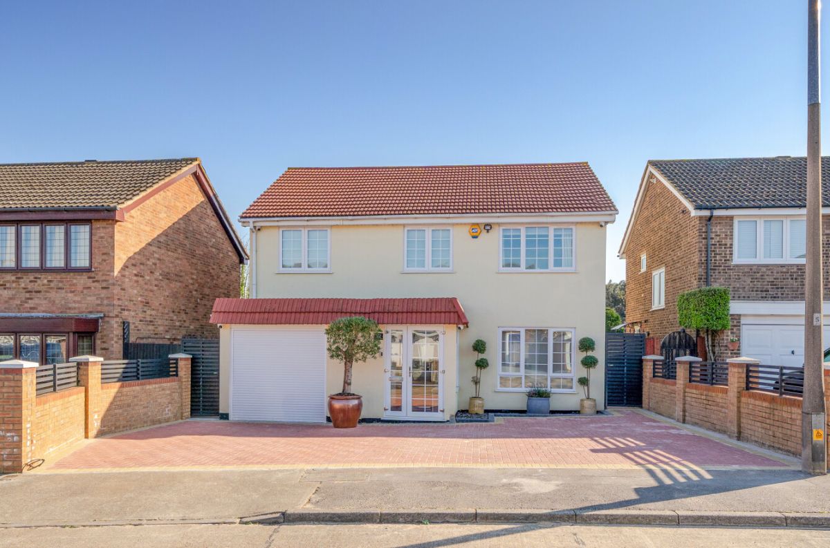 12 St. Pauls Close, South Ockendon photo 2