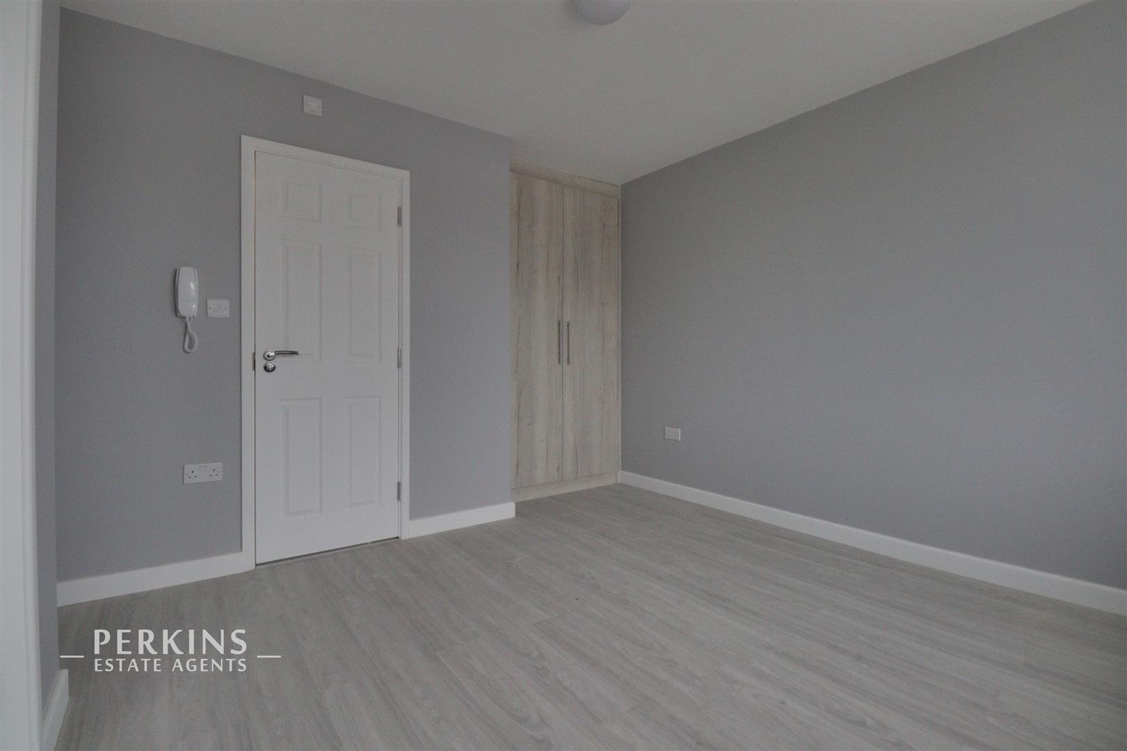 Studio 2, 4, Longhook Gardens, Northolt photo 4