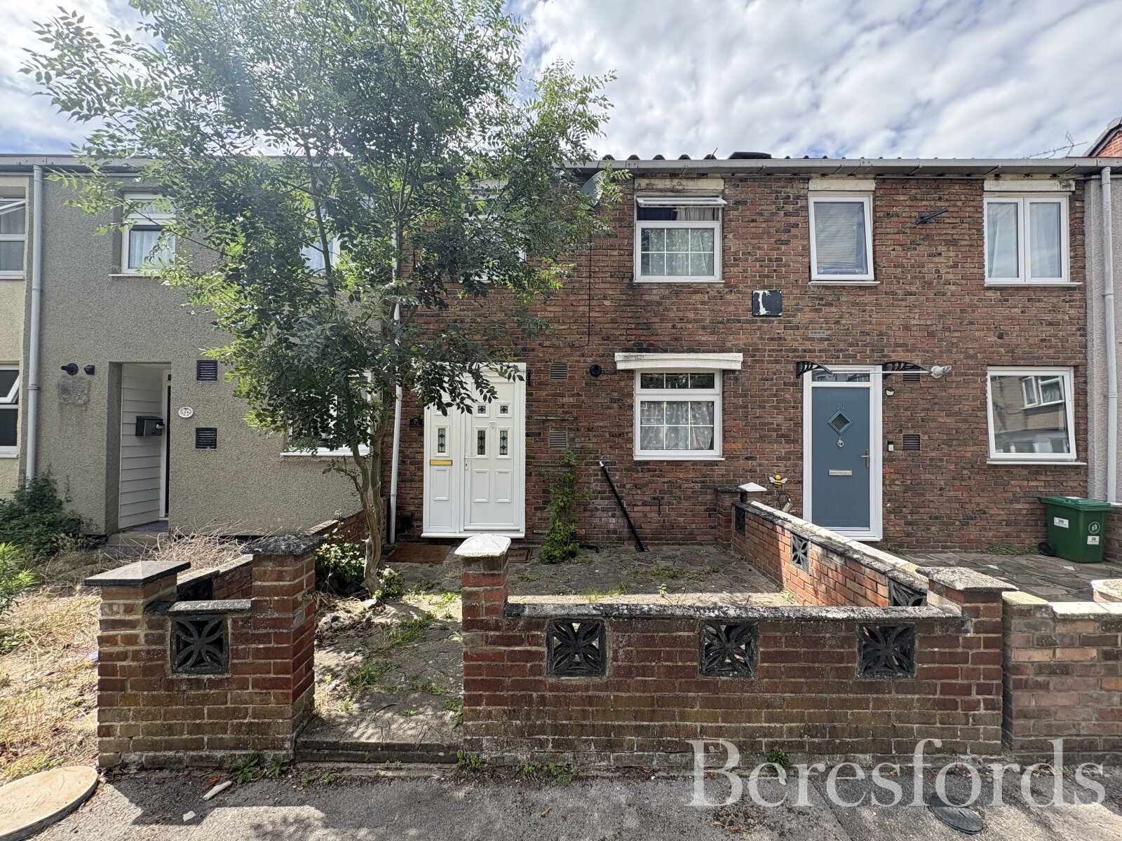 32, Coltsfoot Path, Romford photo 2