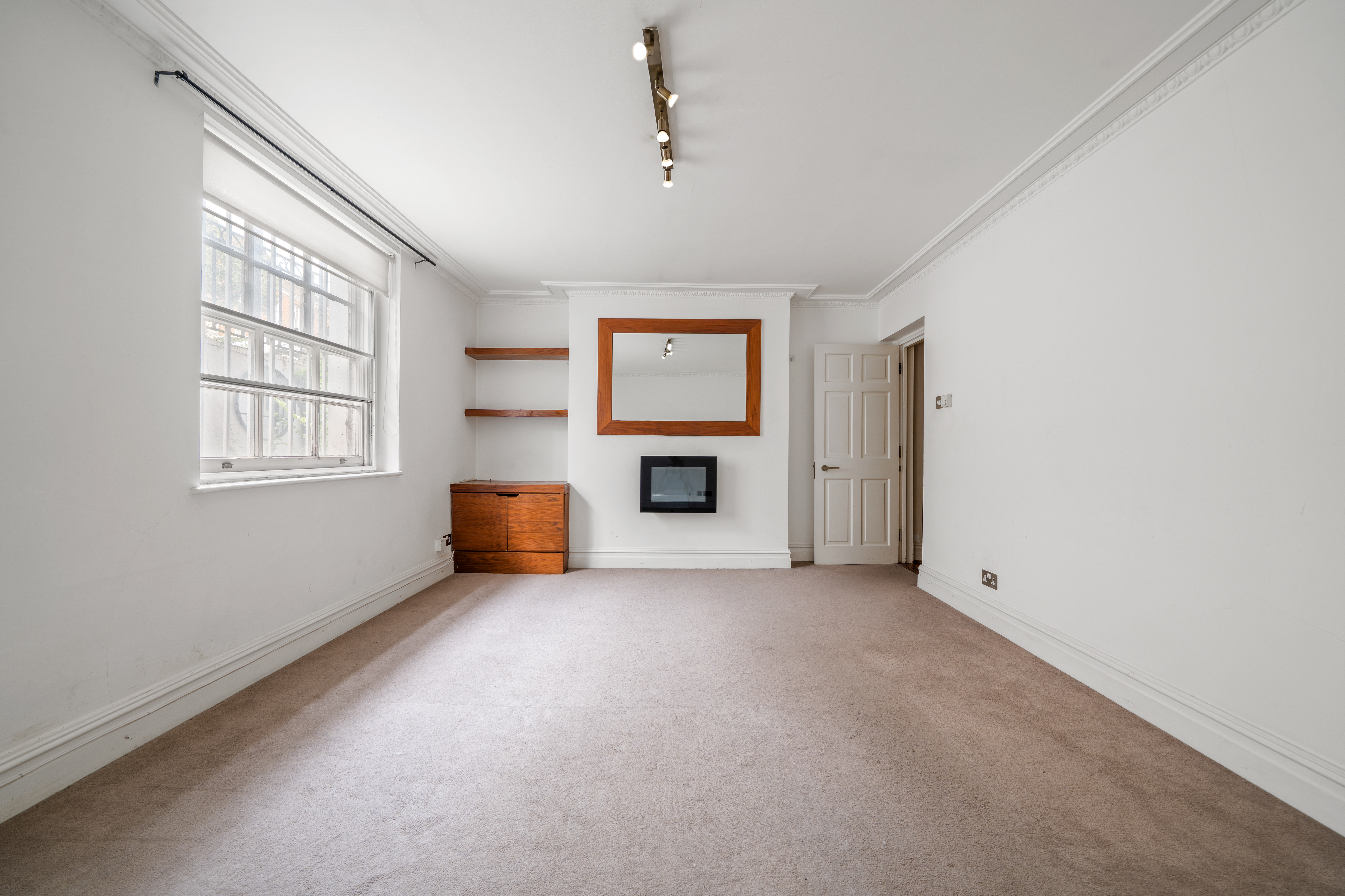 2-bed flat on Kings Road, Chelsea SW3, £525,000