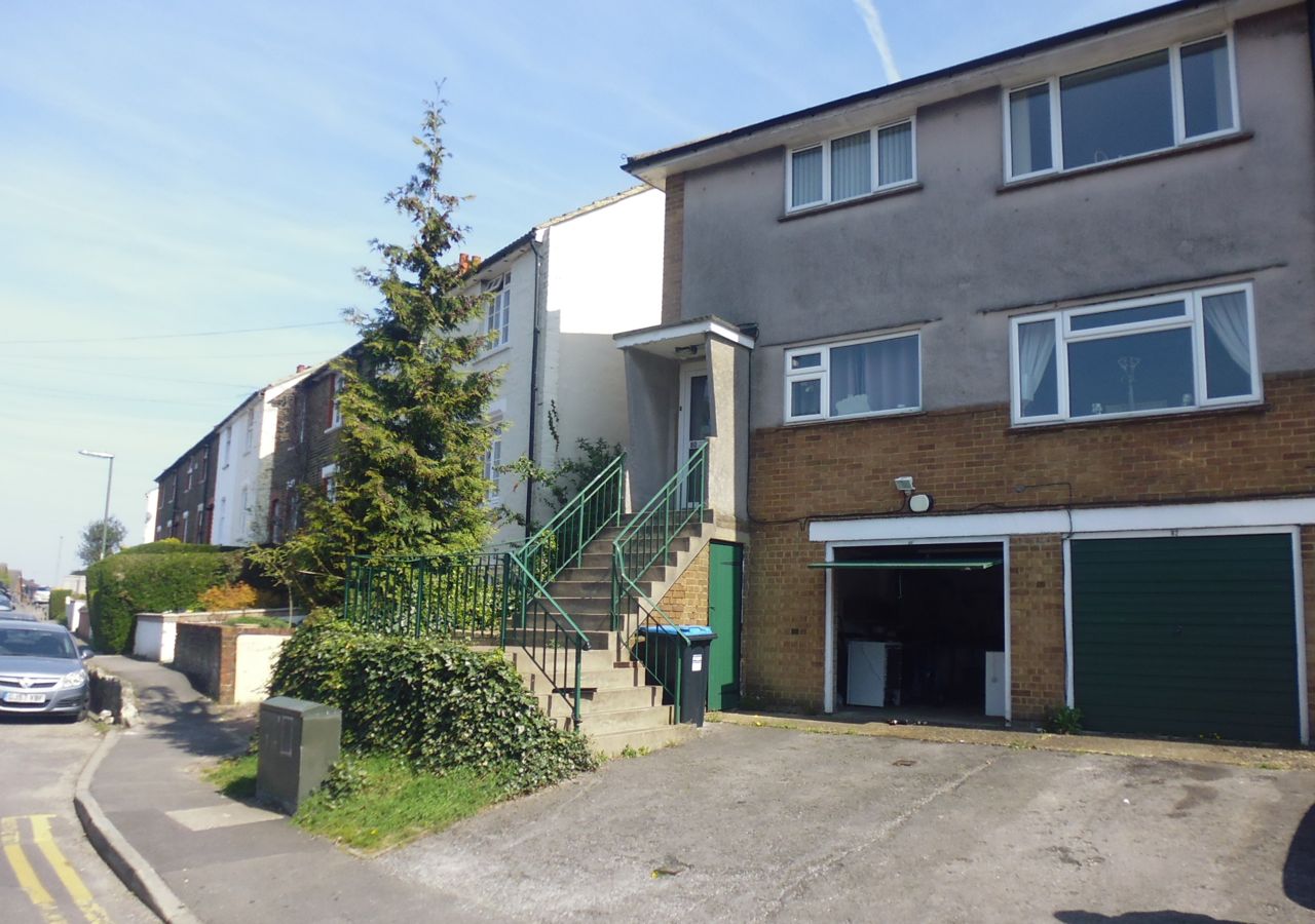 80, Commonwealth Road, Caterham photo 2