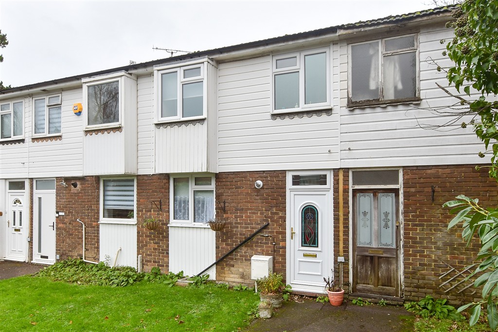 2-bed terraced on Wimblehurst Road, Horsham, £220,000