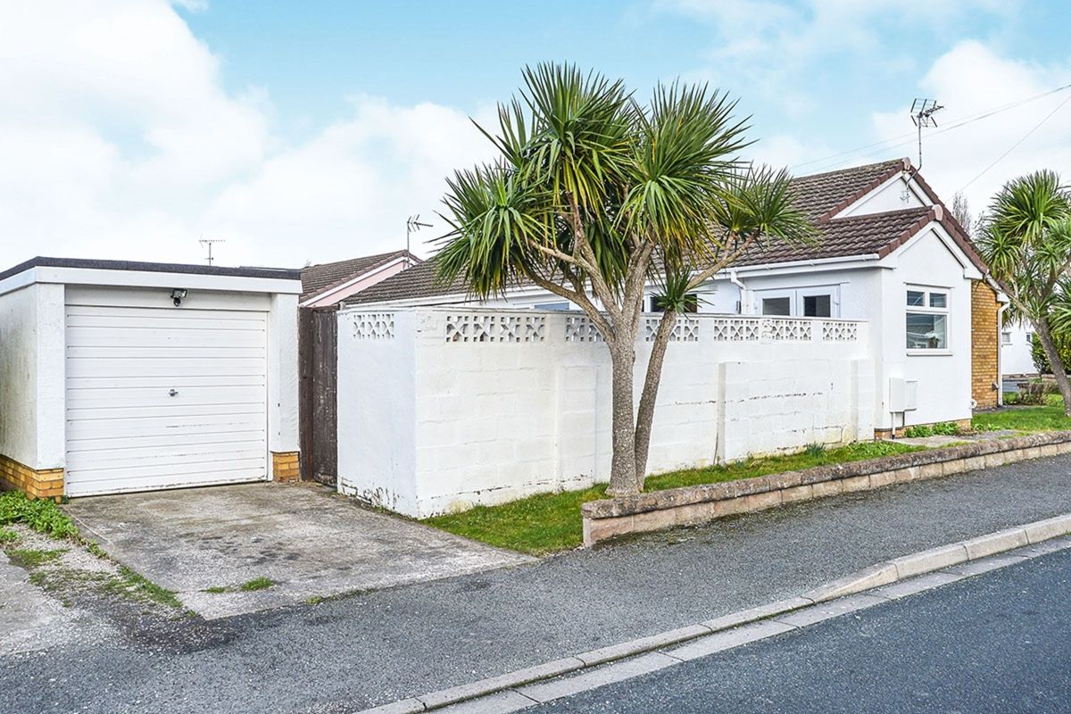 2 Bedrooms Bungalow for sale in Winchester Drive, Prestatyn LL19