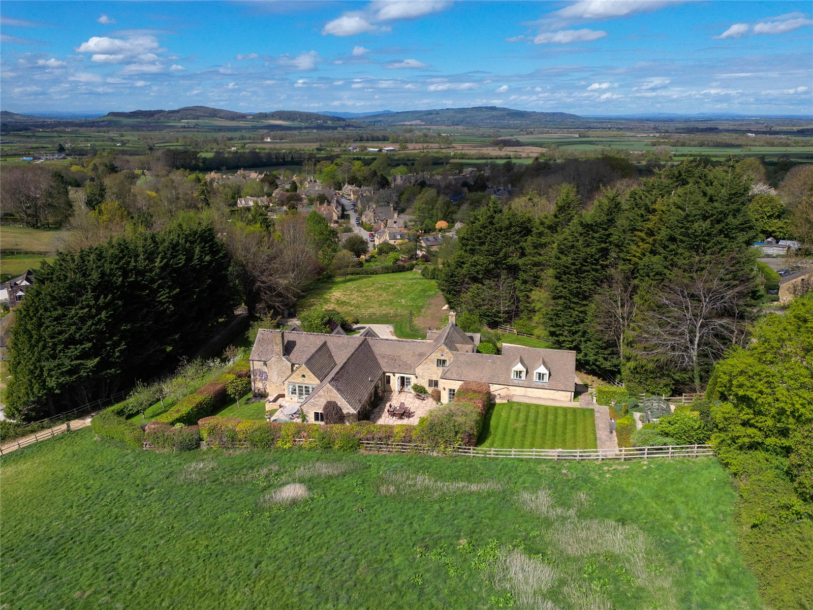 6 bedroom detached house for sale 0