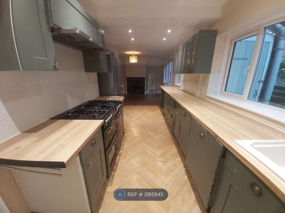 Wardown Crescent, Luton photo 4