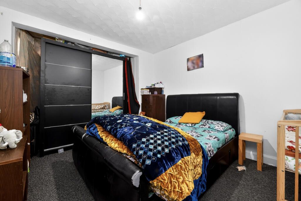 9 Langley Crescent, Edgware photo 5