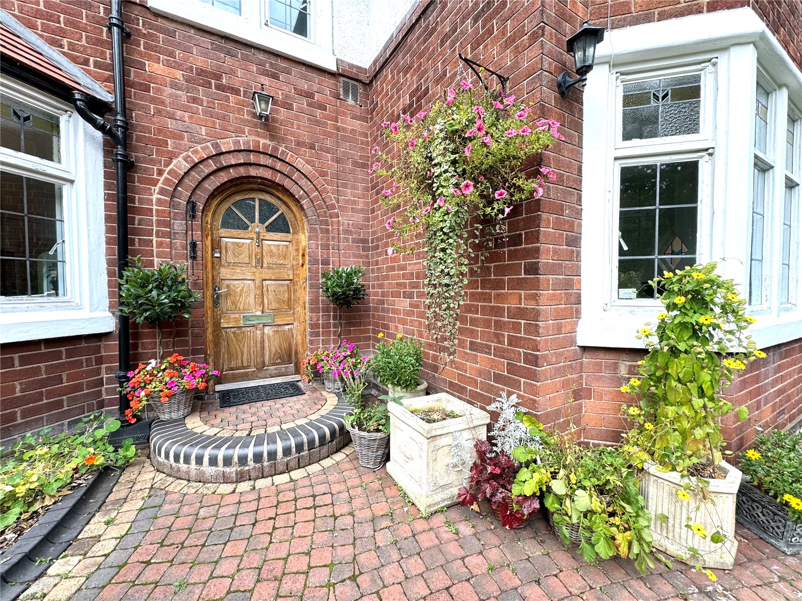 6 bedroom detached house for sale 0