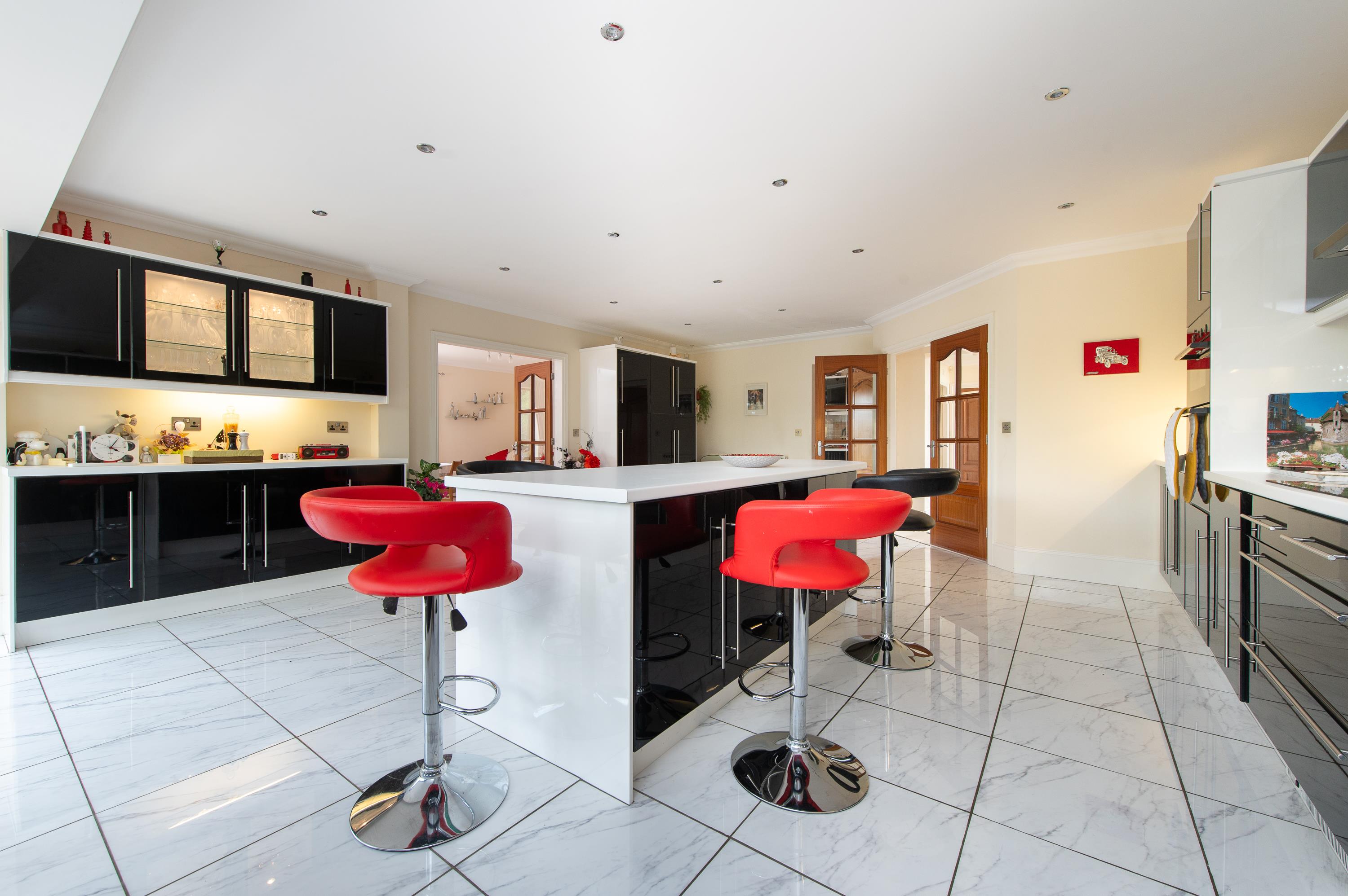 5 bedroom detached house for sale 0