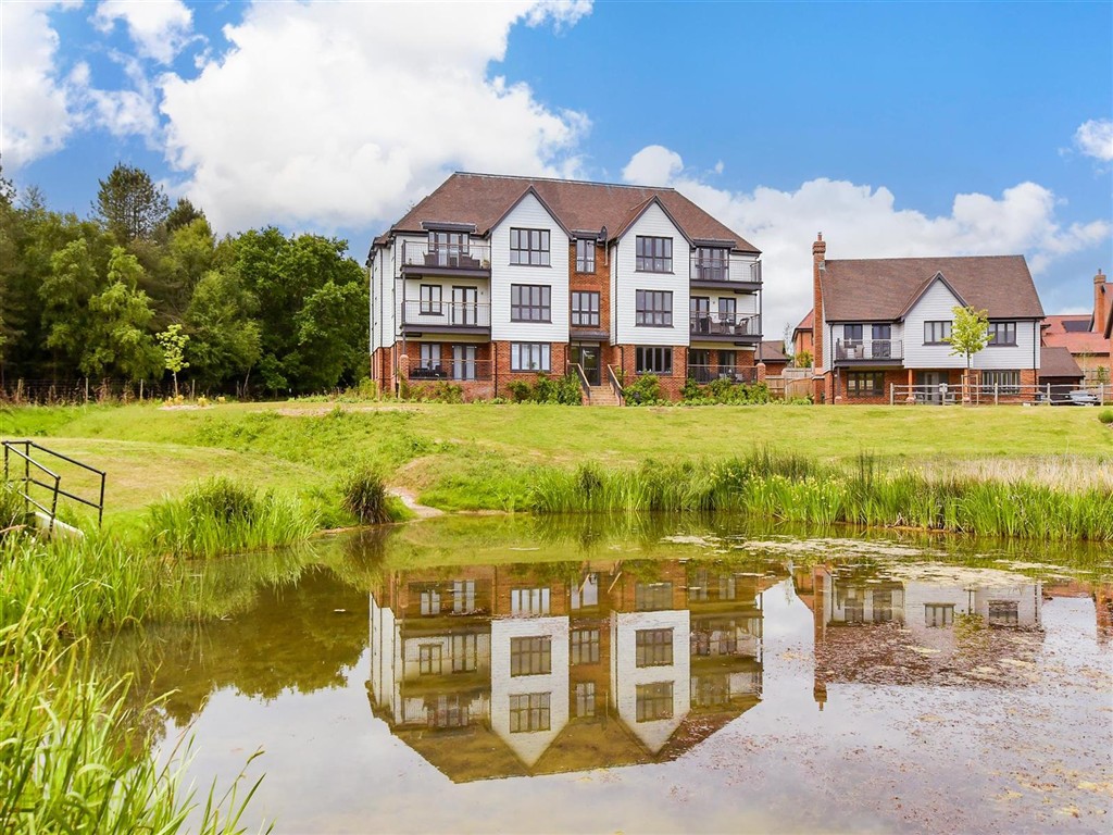 2-bed flat on Cordingley Drive, Crawley, £490,000