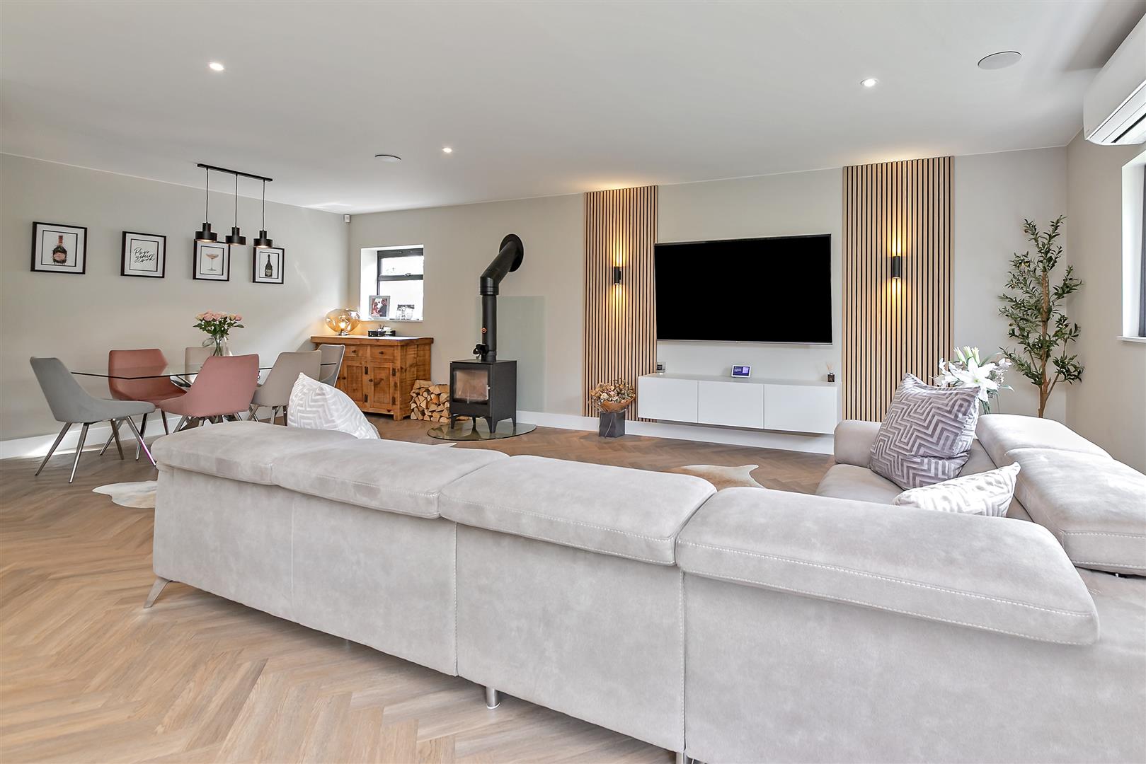 4 bedroom detached house for sale 0