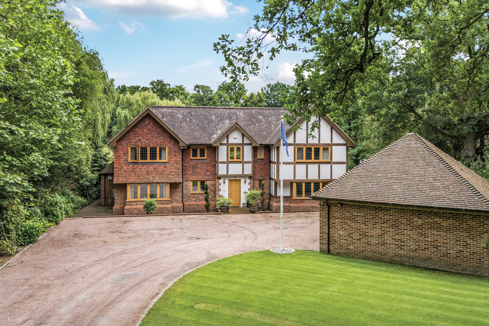 6 bedroom detached house for sale 0