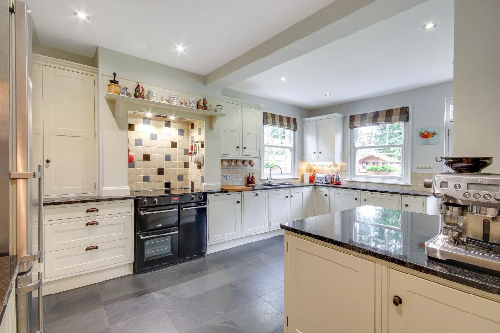 4 bedroom detached house for sale 0