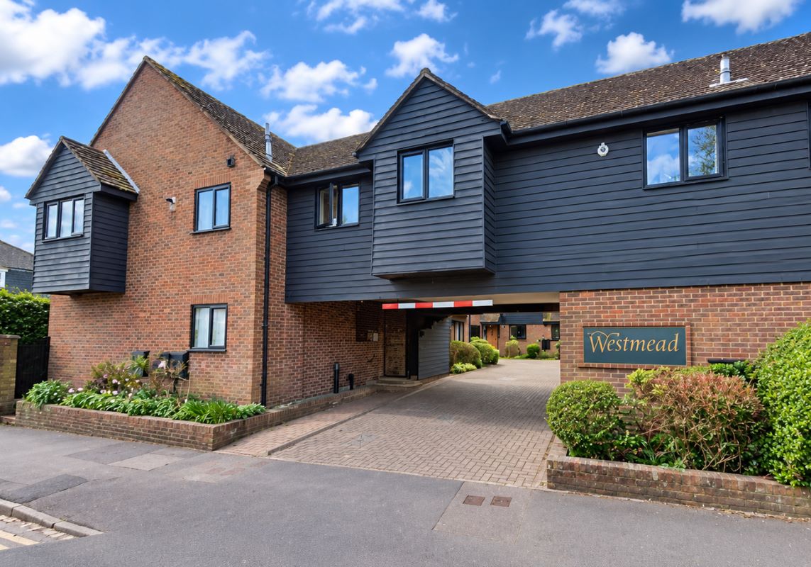 Flat 3 Westmead, The Hart, Farnham, Surrey, GU9 7HF photo 2