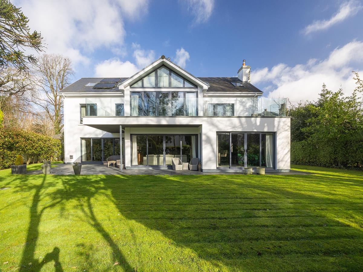 6 bedroom detached house for sale 0