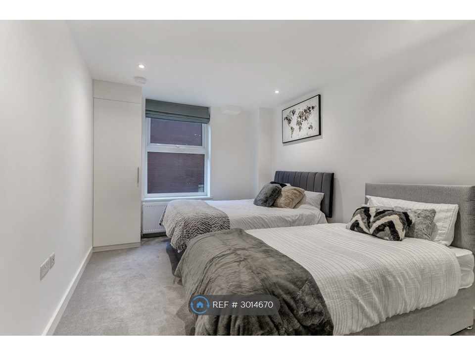 Flat, Radley House High Street, Slough photo 2