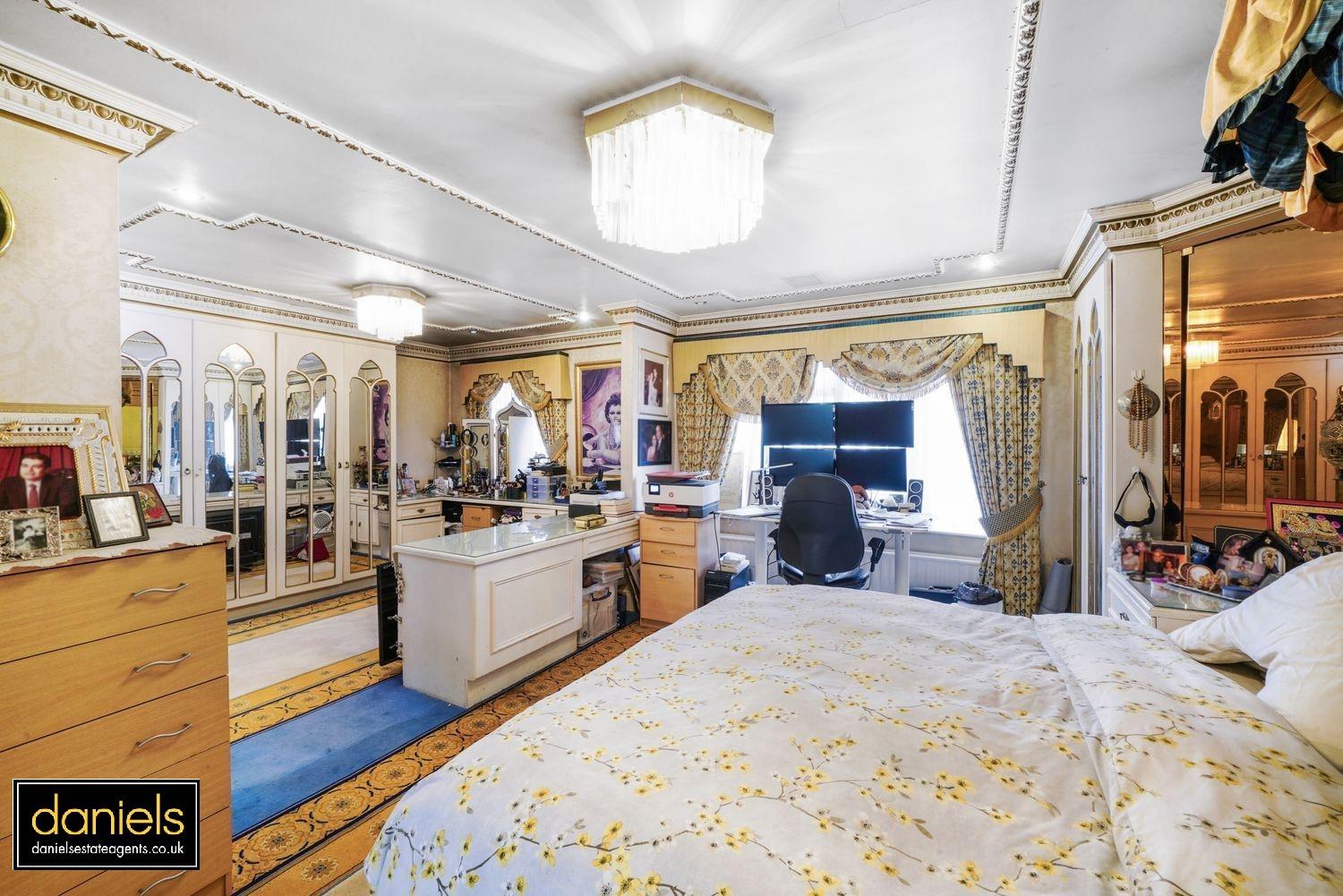 5 bedroom detached house for sale 0