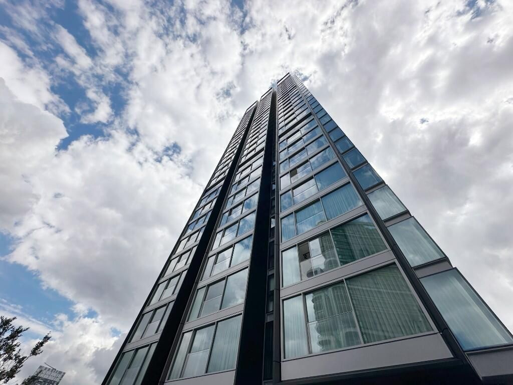 2 Pollard Close, London photo 4