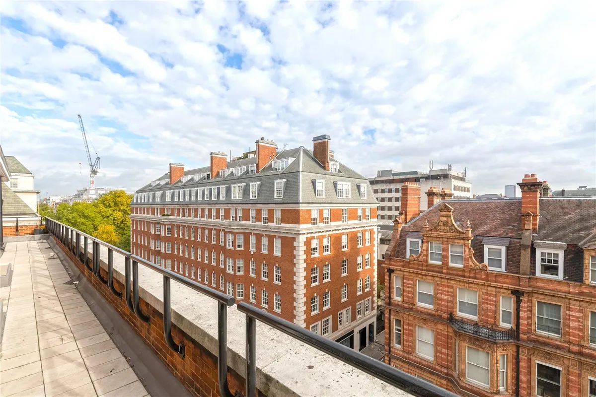 Flat 14, 50 South Audley Street, London photo 3