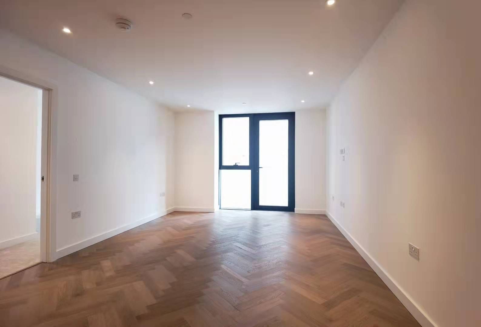 Flat 404, London photo 2