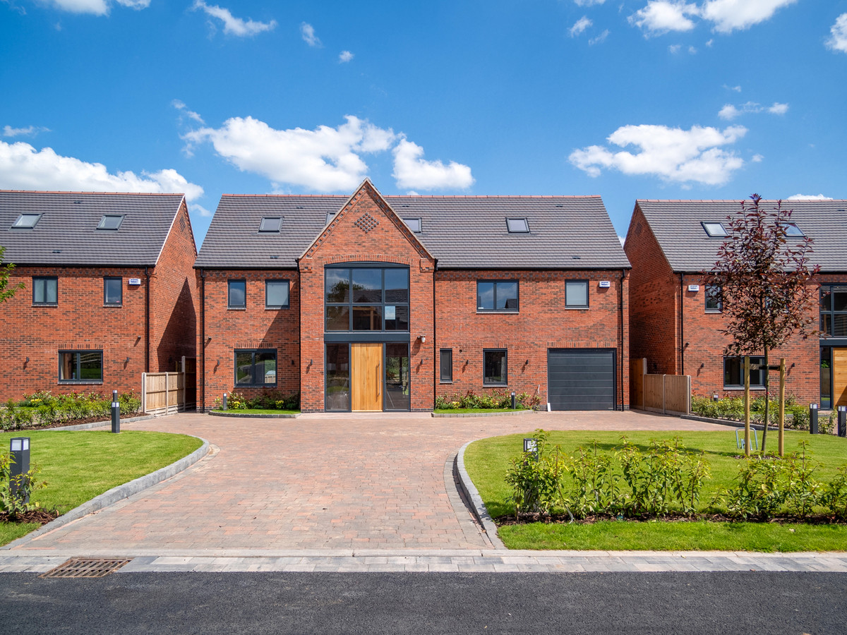 6 bedroom detached house for sale 0