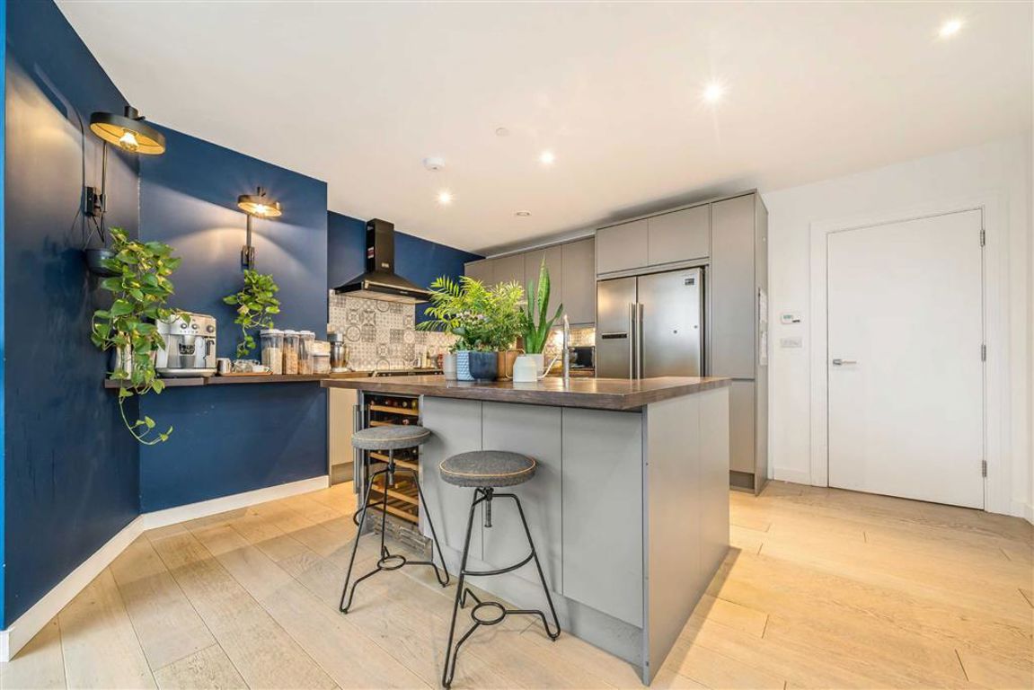 3 bedroom flat for sale 0