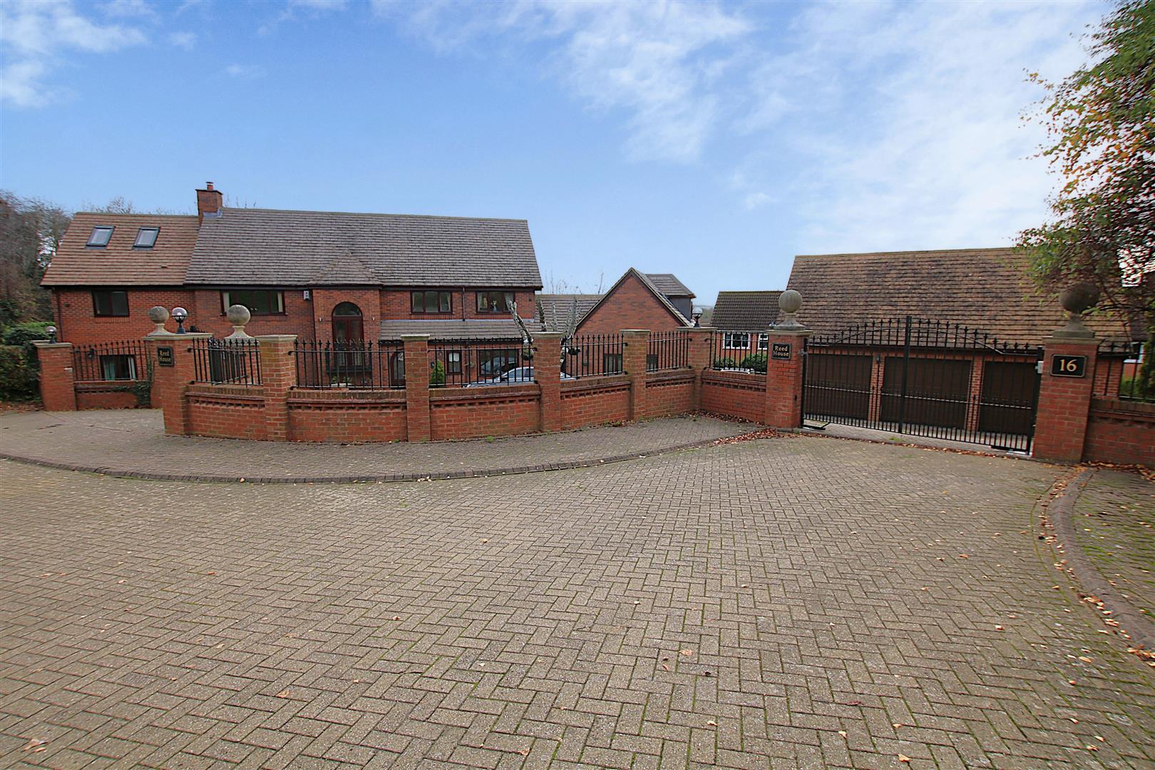 6 bedroom detached house for sale 0