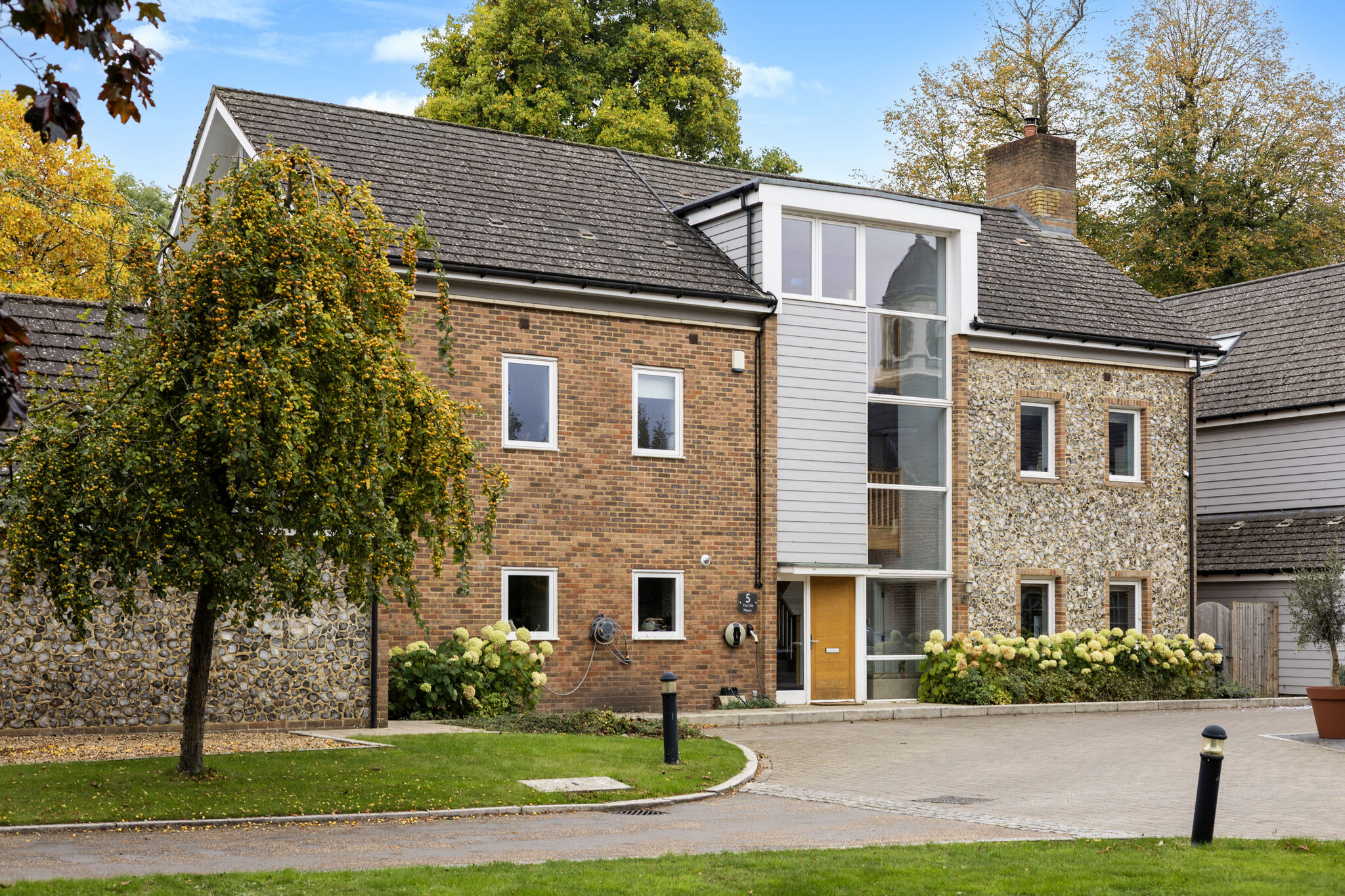 6 bedroom detached house for sale 0