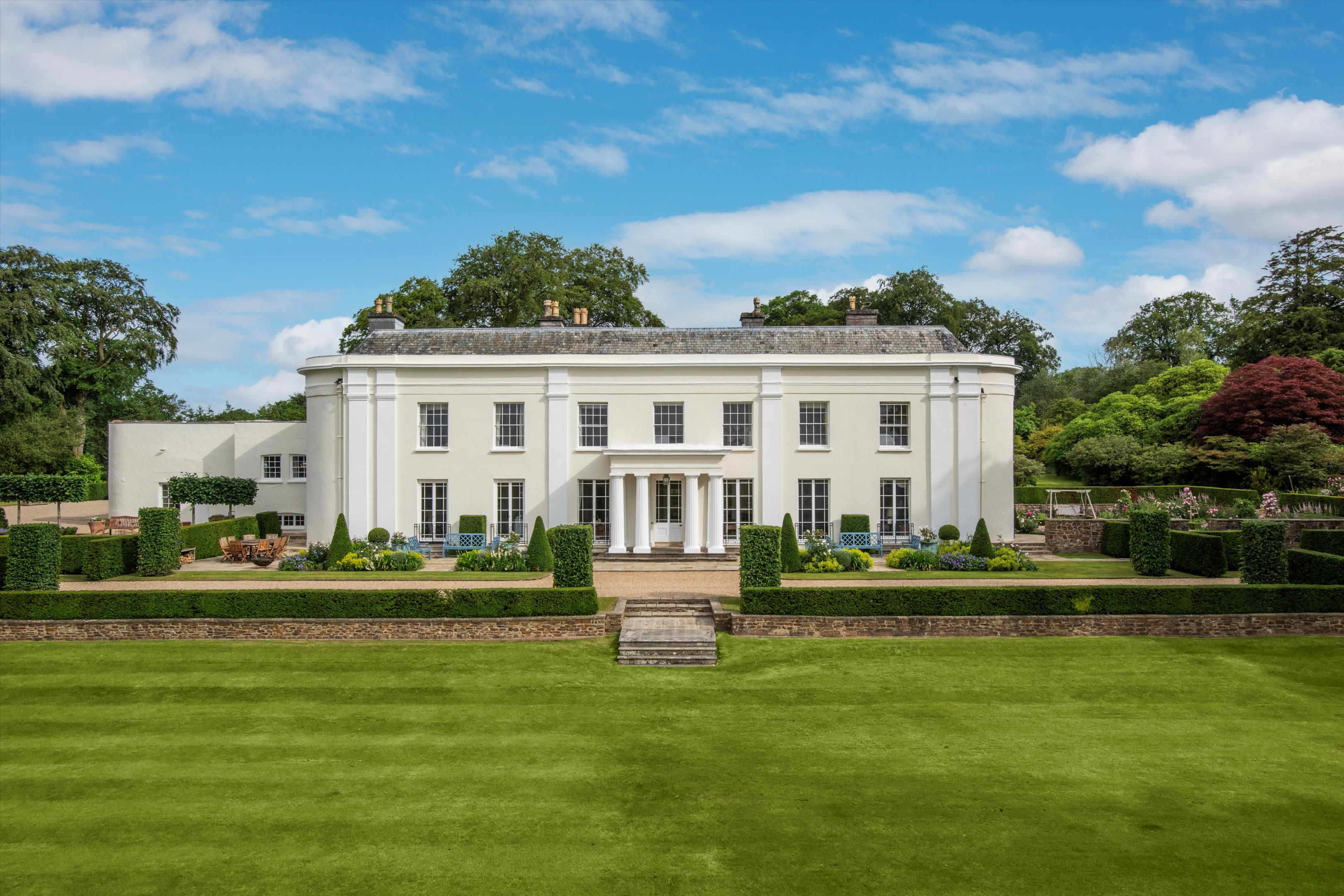 3 bedroom detached house for sale in Guildford