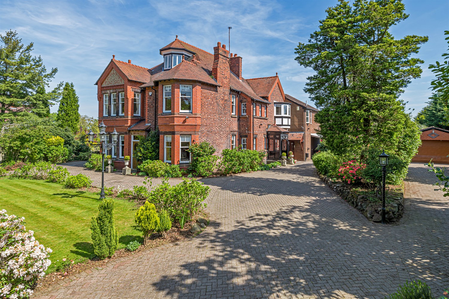 6 bedroom detached house for sale 0