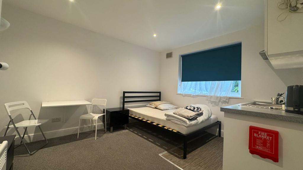 12, Brassie Avenue, London photo 4