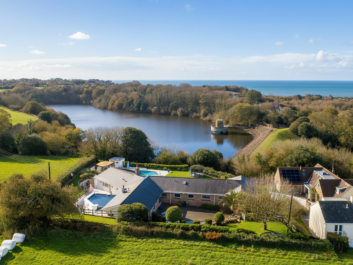 5 bedroom detached bungalow for sale 0