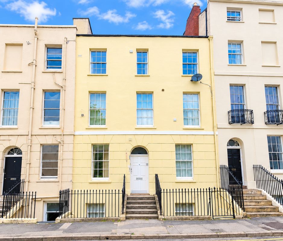 2 bed flat for sale