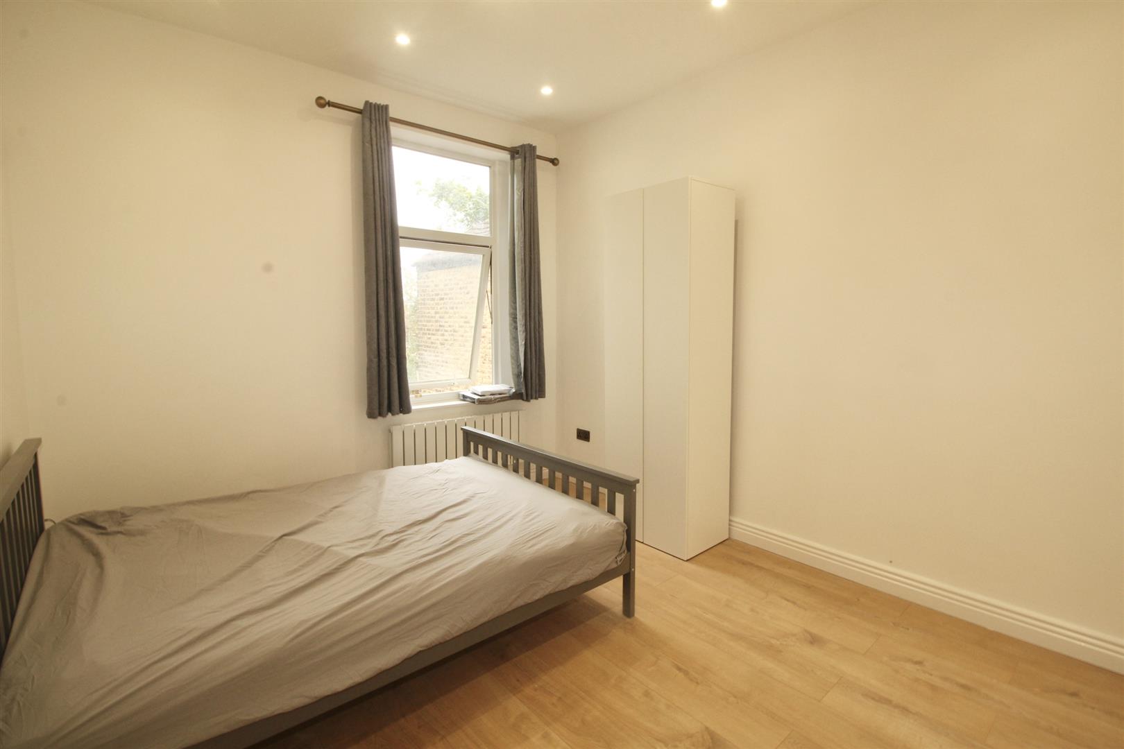 Room 1, 24, Totteridge Road, Enfield photo 4
