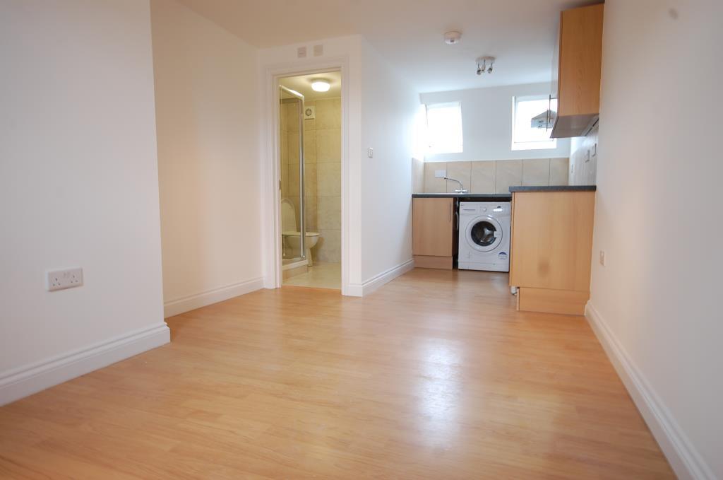 The Front Flat Studio, 141 Ickenham Road, Ruislip photo 4