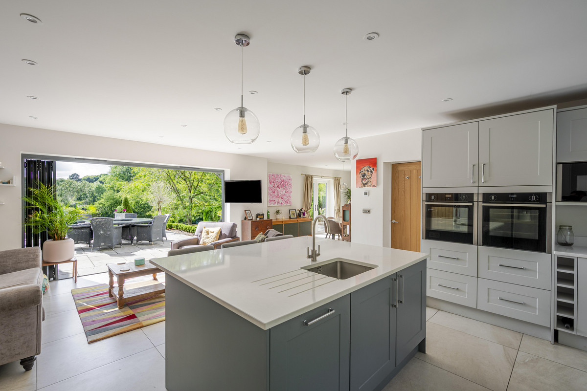 5 bedroom detached house for sale 0