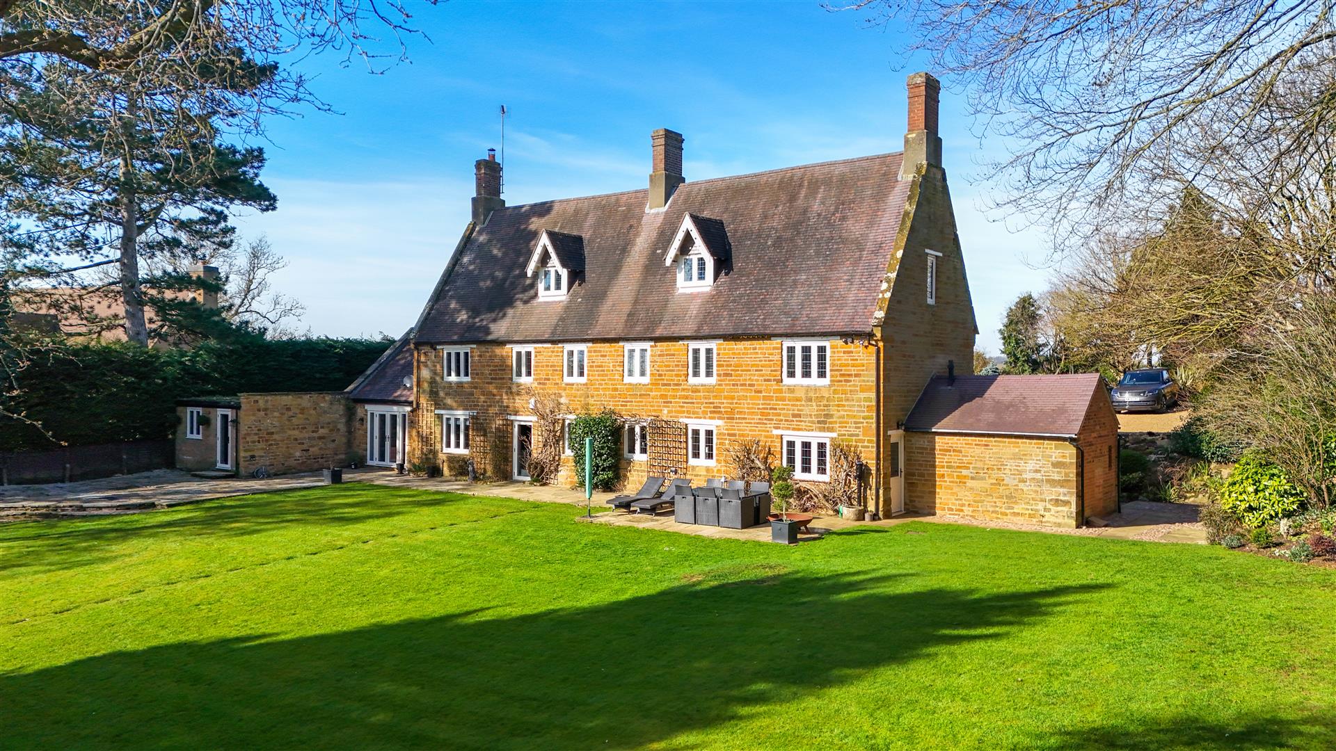 5 bedroom detached house for sale 0