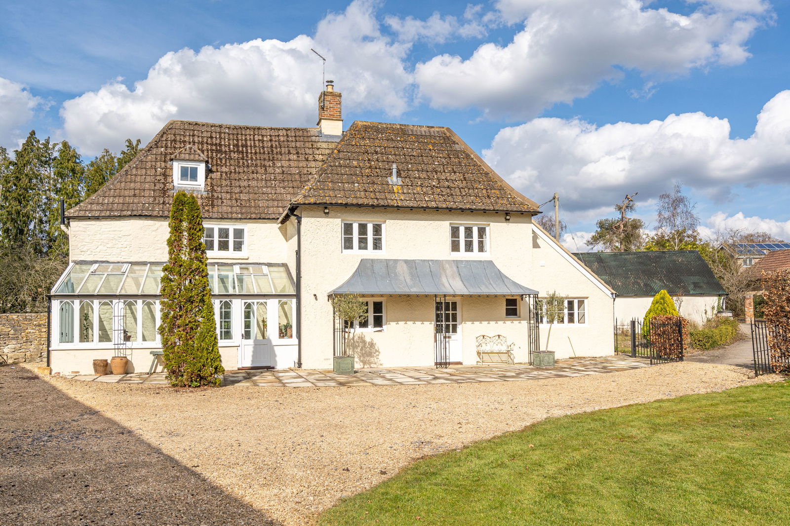 5 bedroom detached house for sale 0