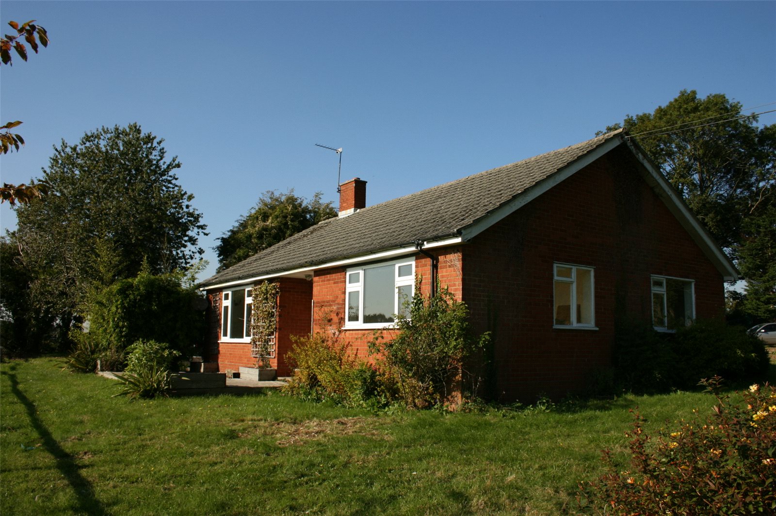 3 Bedrooms Bungalow to rent in Bighton Hill, Ropley, Alresford, Hampshire SO24