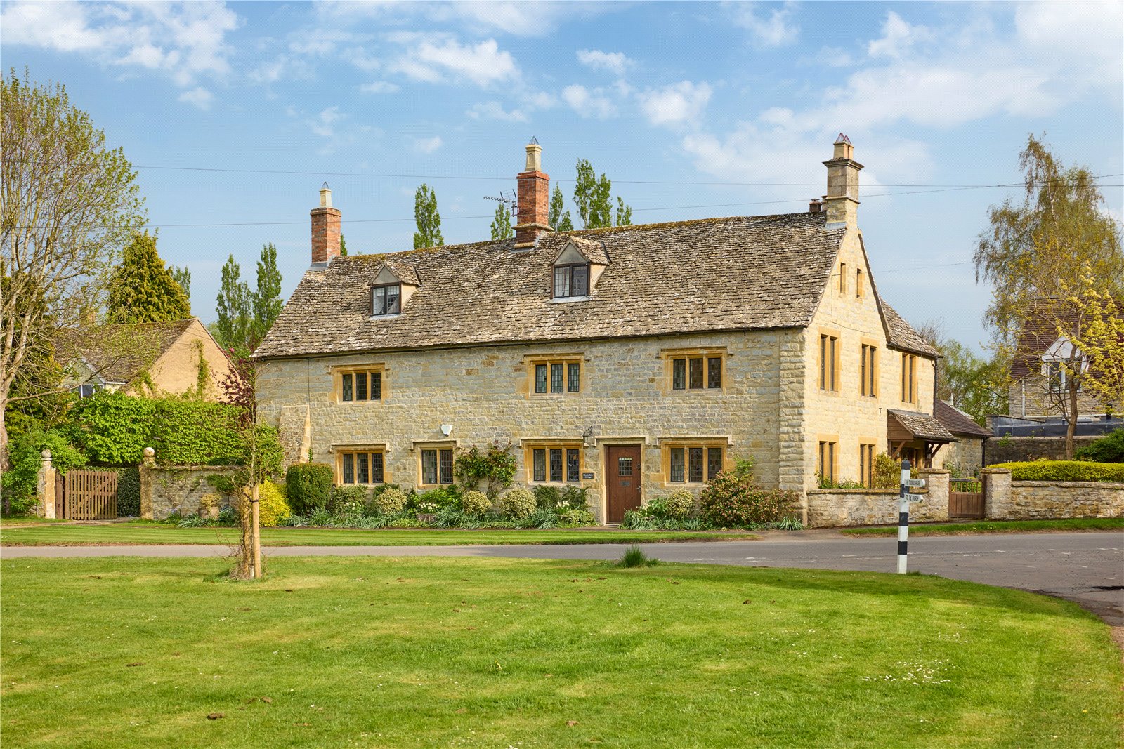 4 bedroom detached house for sale 0