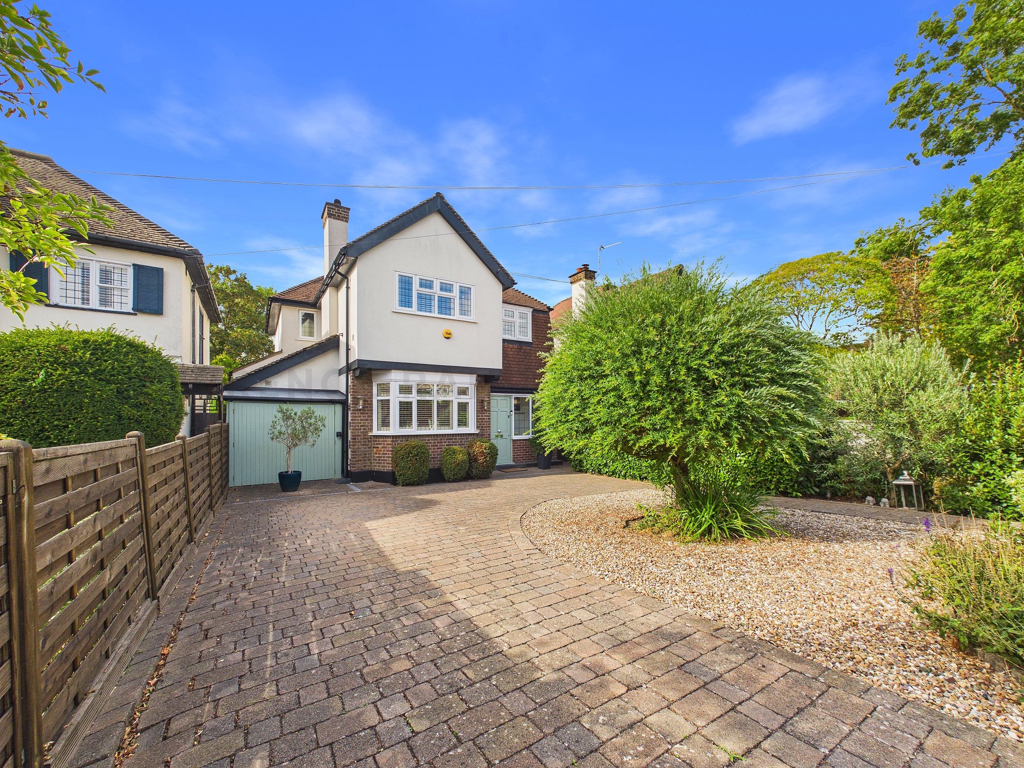 4-bed detached on 8 Bury Avenue, Ruislip, £3,800/mo